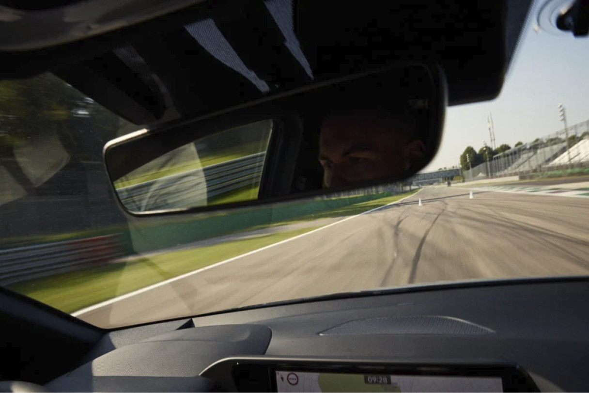 서킷 주행 중인 차량의 실내에서 보이는 외부 모습