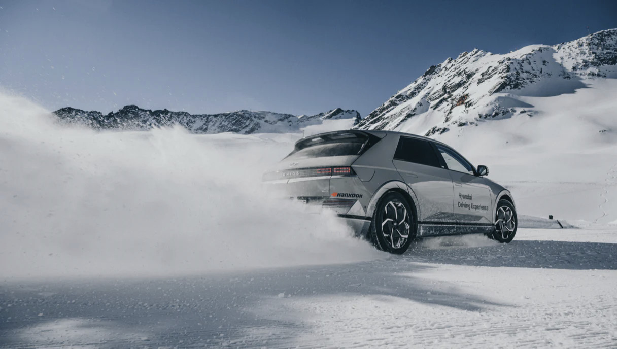 현대자동차 윈터 드라이빙 익스피리언스 프로그램에서 주행 중인 아이오닉 5의 모습