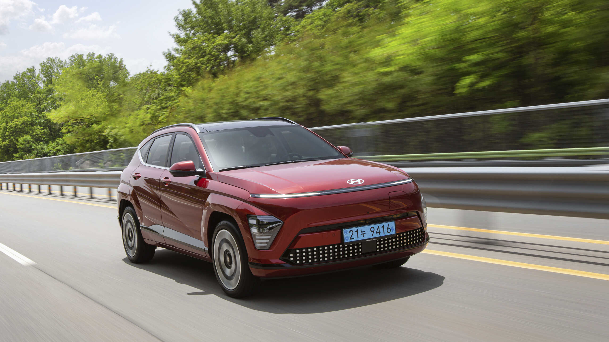 코나 일렉트릭 주행하는 모습