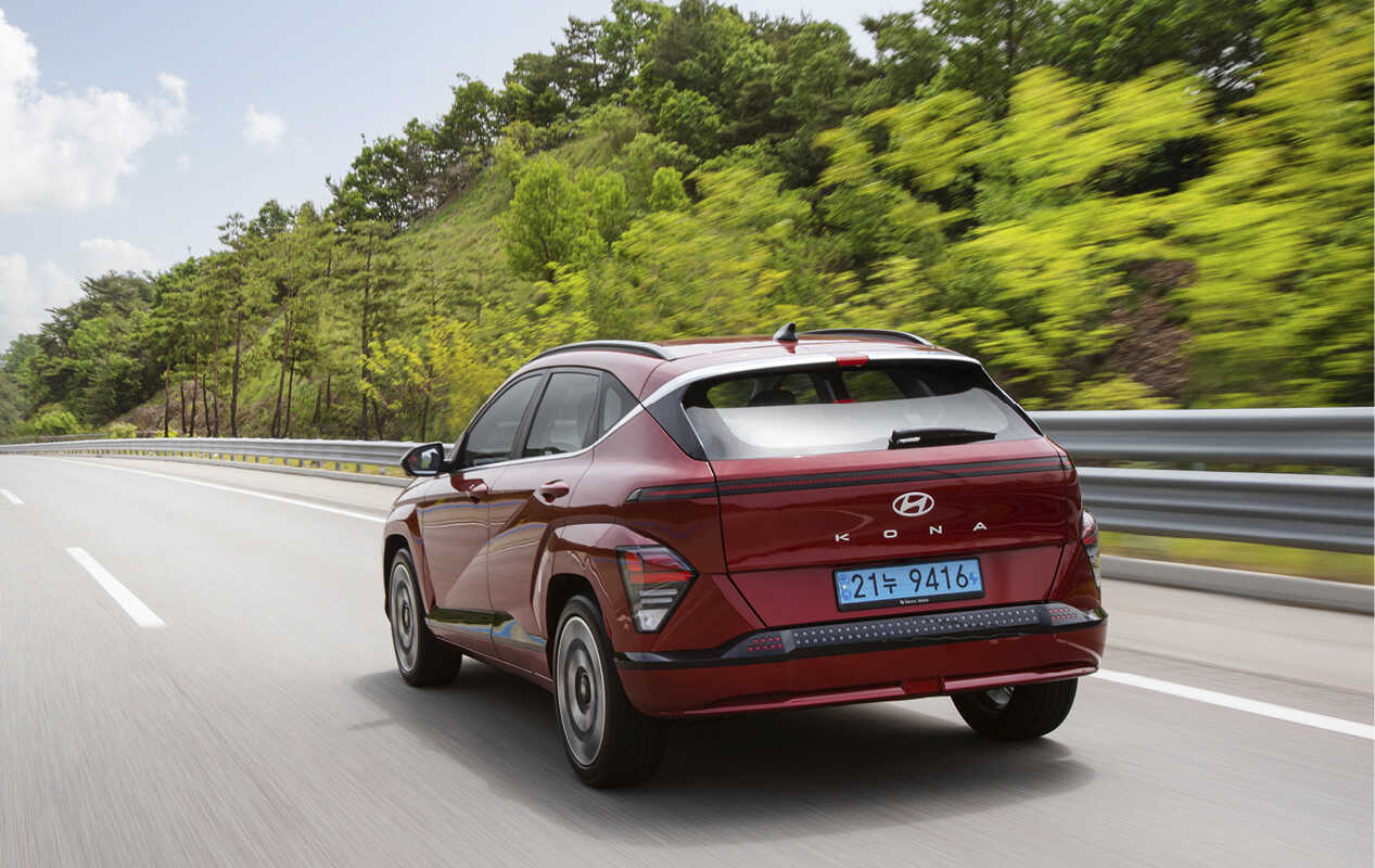 코나 일렉트릭 주행하는 모습