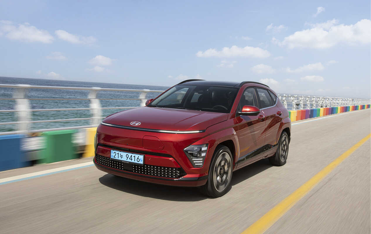 코나 일렉트릭 주행하는 모습