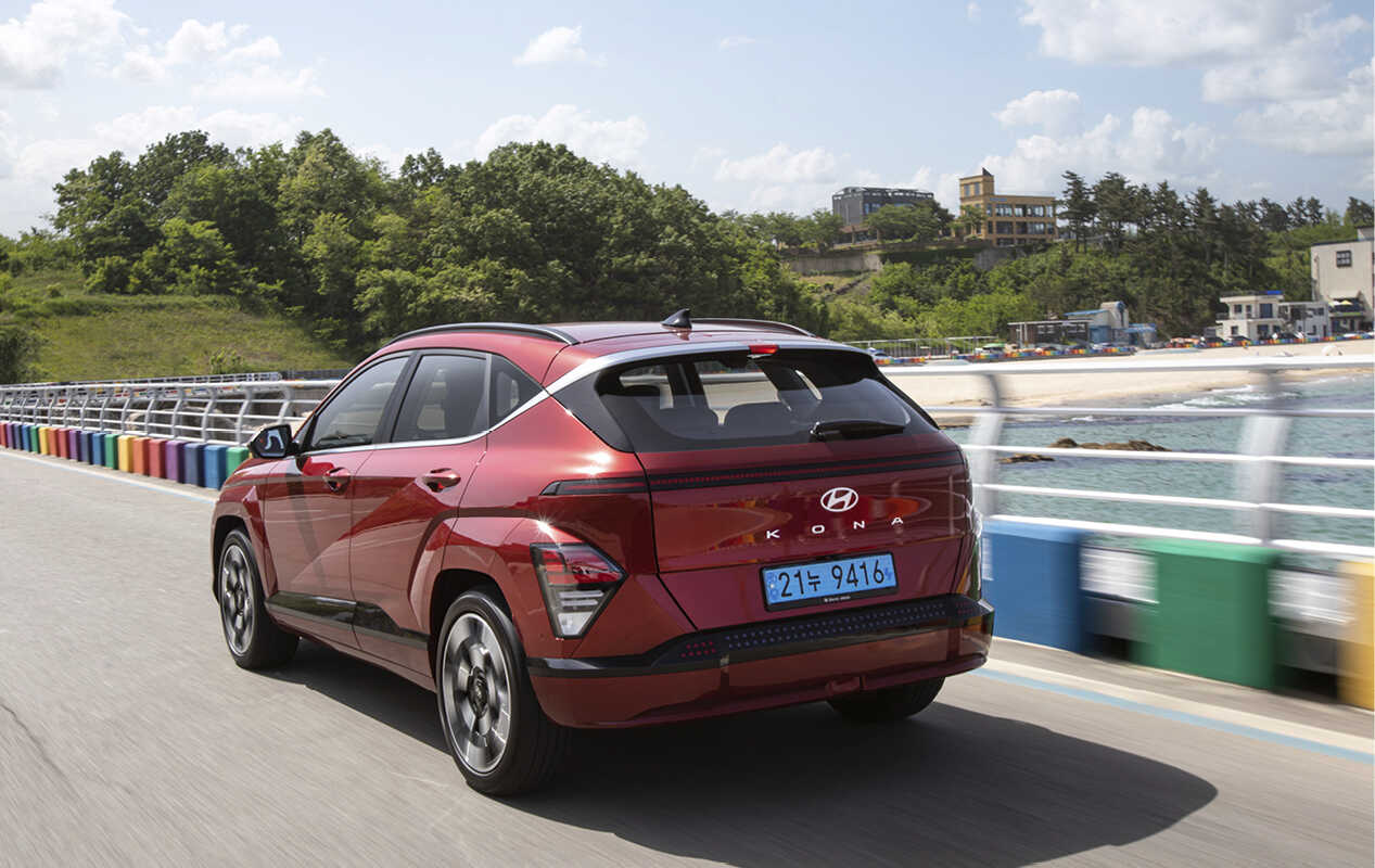 코나 일렉트릭 주행하는 모습