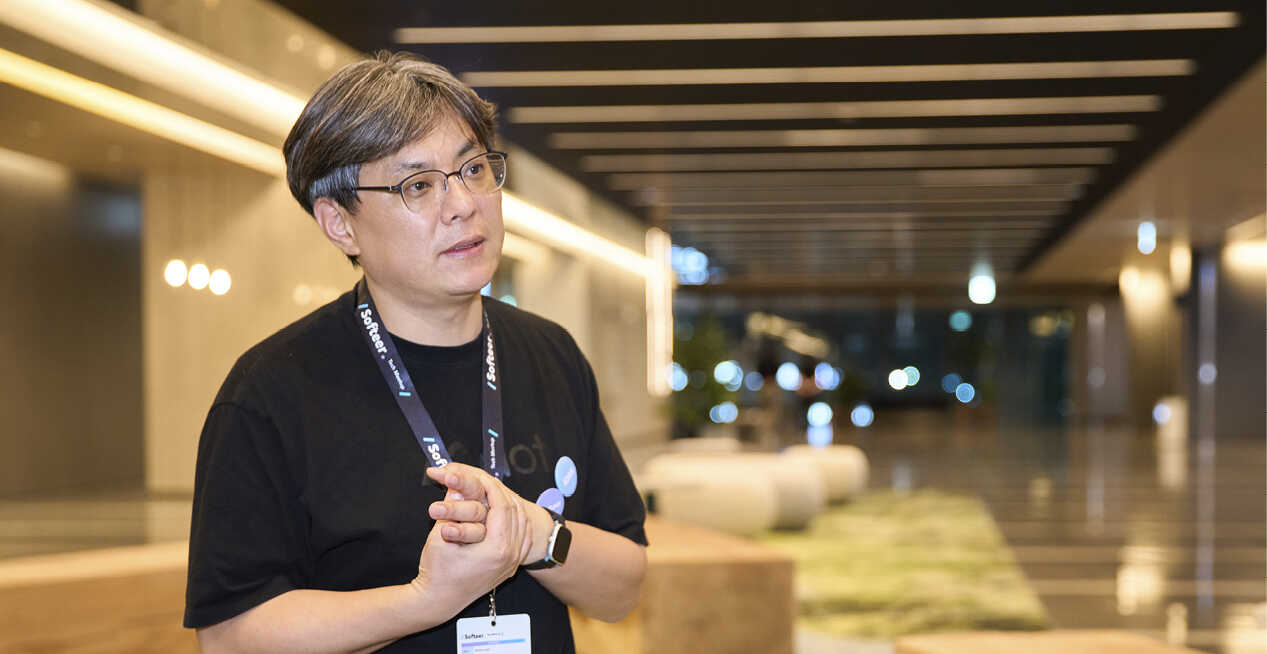 개발자가 이번 행사에 대한 소감을 말하는 모습