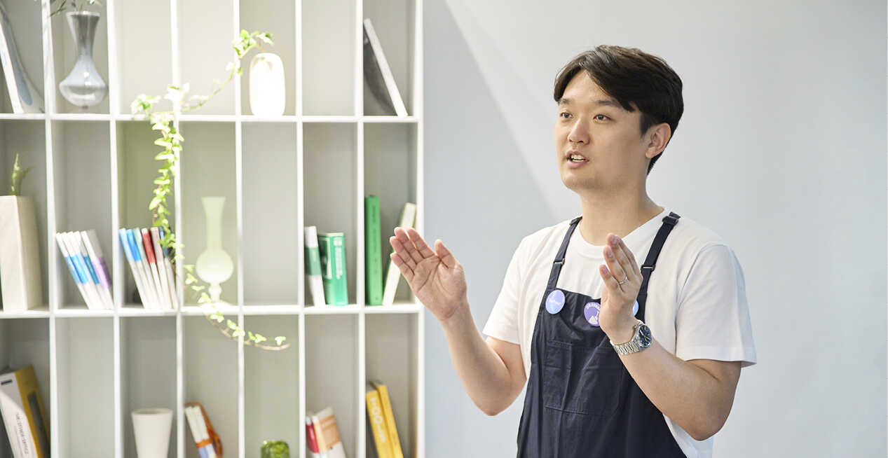 인사담당자가 이번 행사에 대한 소감을 전하는 모습