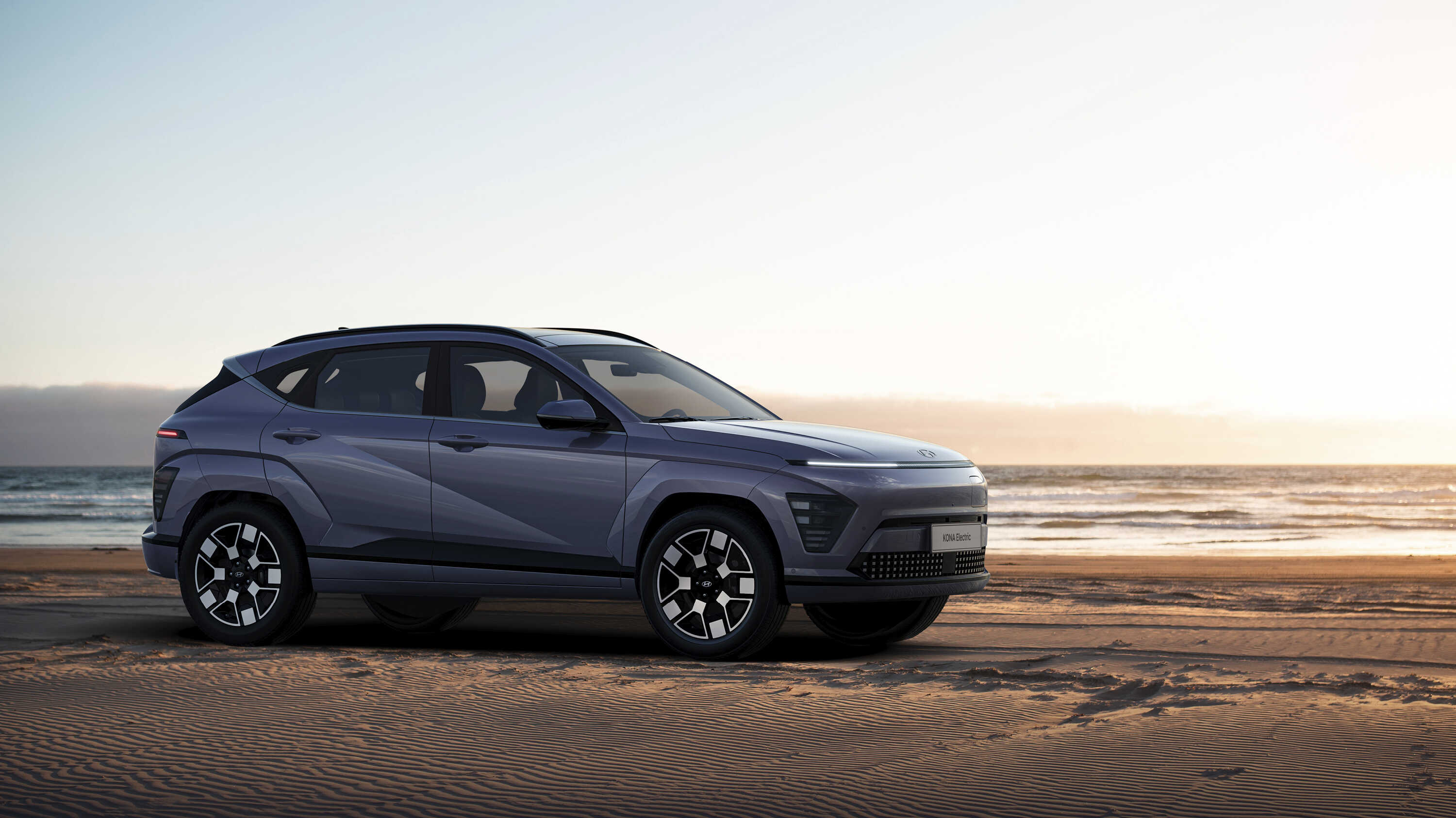 해변에 서 있는 디 올 뉴 코나 일렉트릭