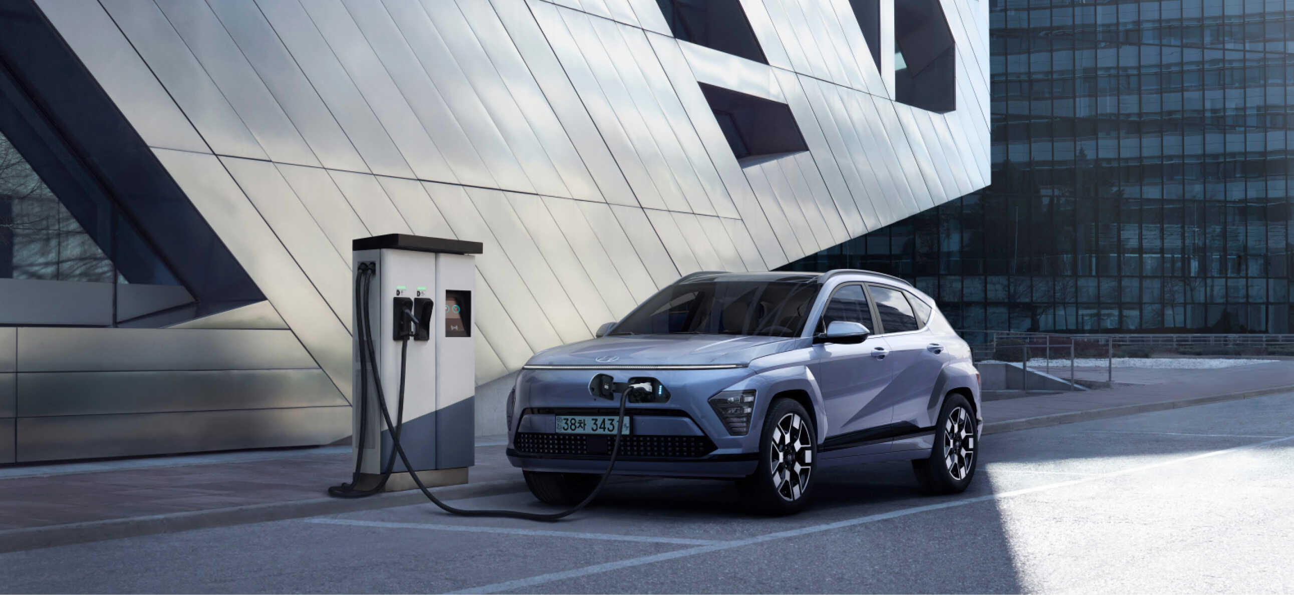 충전을 하고 있는 디 올 뉴 코나 일렉트릭