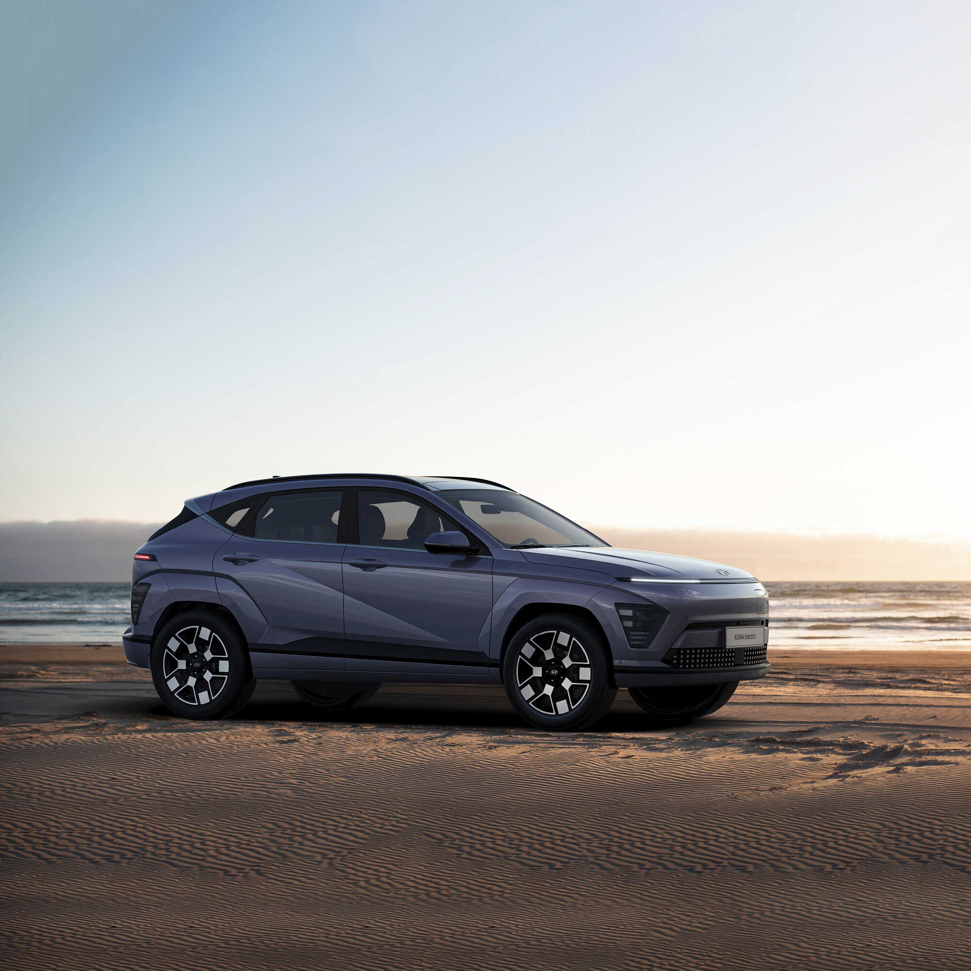 해변에 서 있는 디 올 뉴 코나 일렉트릭