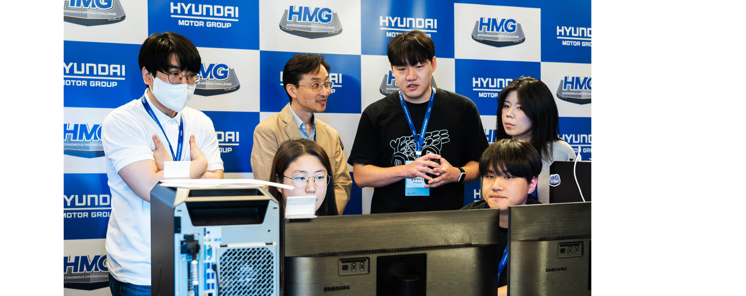 경기 후 소프트웨어 점검을 진행하고 있는 팀의 모습