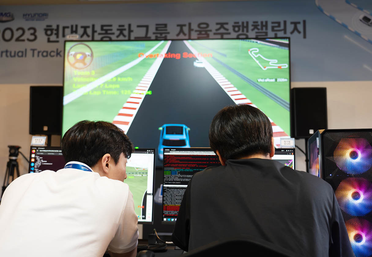 경기 진행을 지켜보고 있는 팀의 뒷모습