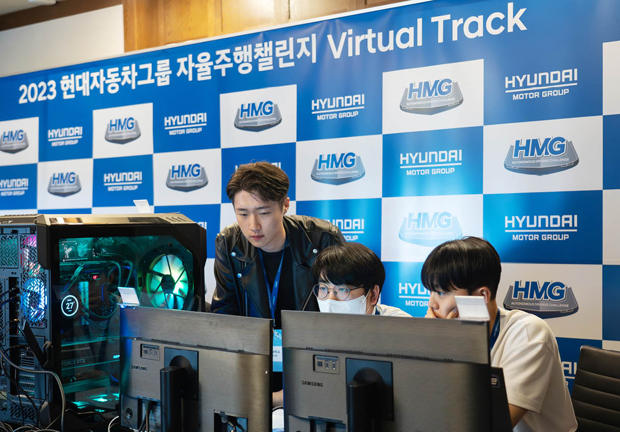 신중한 자세로 소프트웨어를 점검하고 있는 팀원들