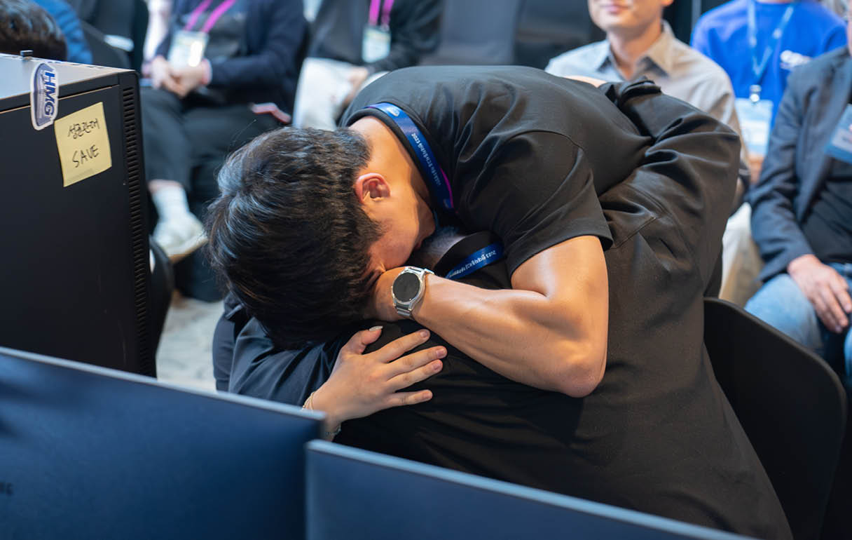 우승이 확정되고 서로 안고 있는 성균관대학교팀