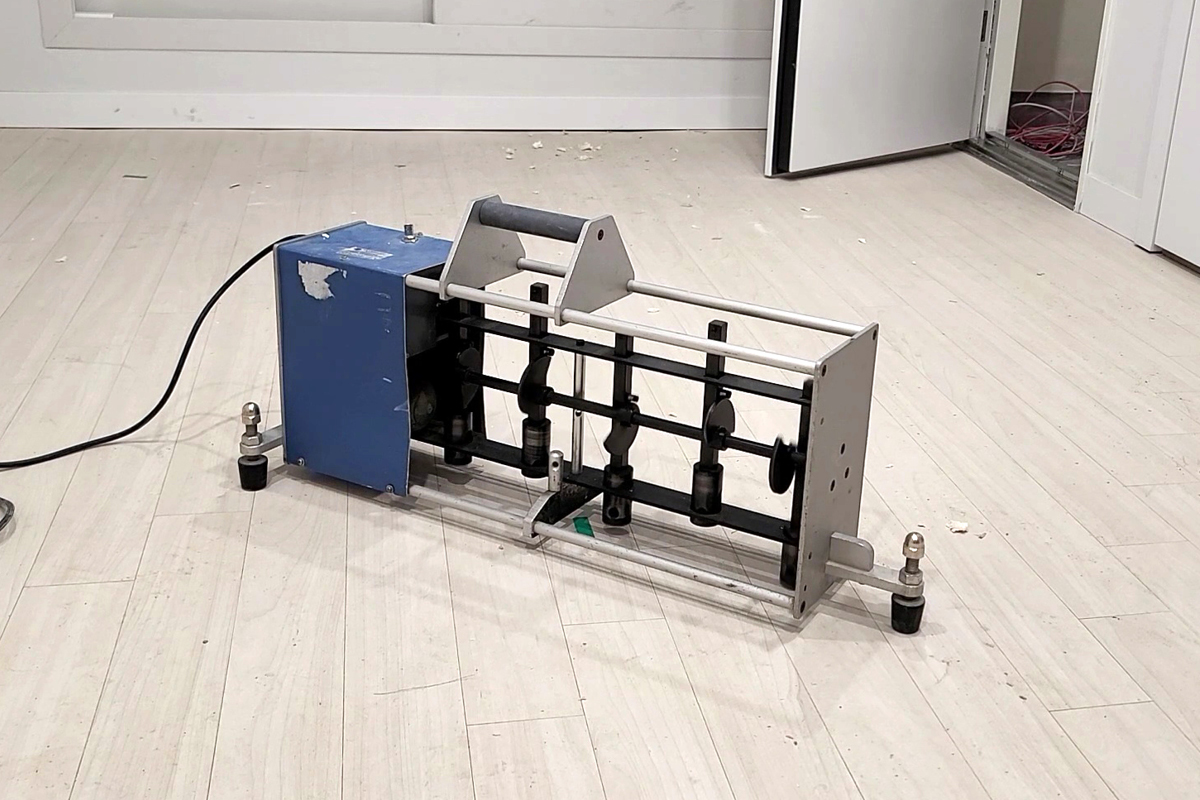 모듈러 유닛 주거성능 확보를 위한 테스트 모습으로 경량바닥 충격음 테스트를 하고 있다.