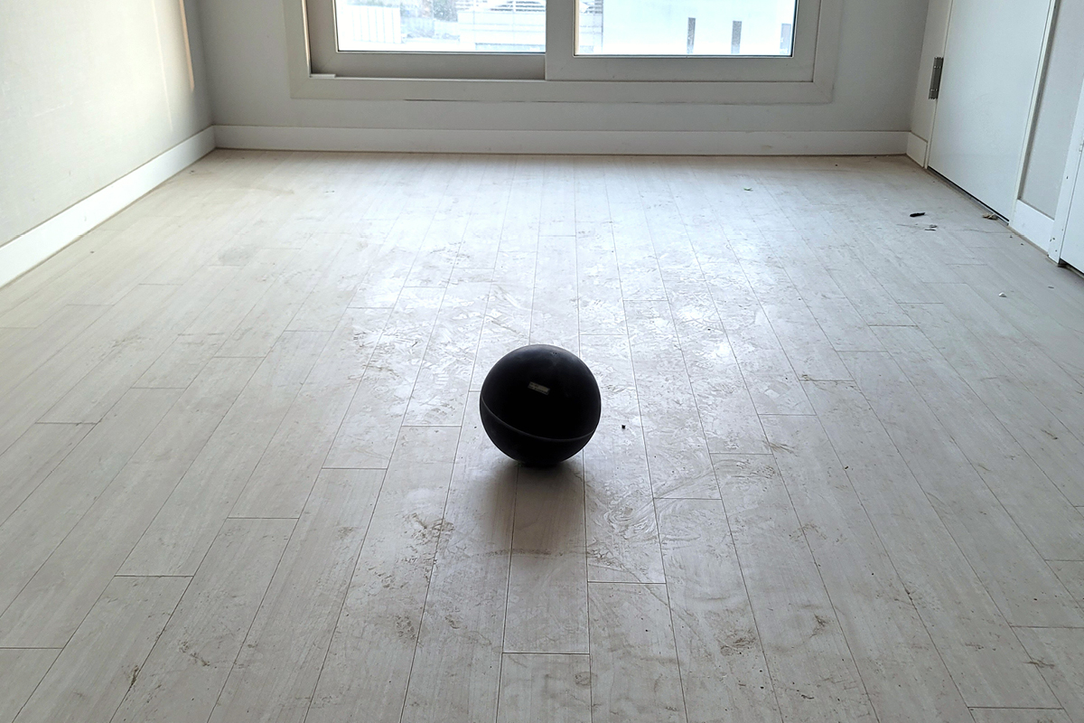 모듈러 유닛 주거성능 확보를 위한 테스트 과정으로 임팩트볼로 경량바닥 충격음 테스트를 하고 있다.