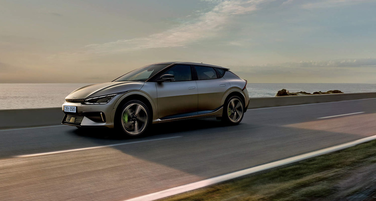 질주하고 있는 기아 EV6