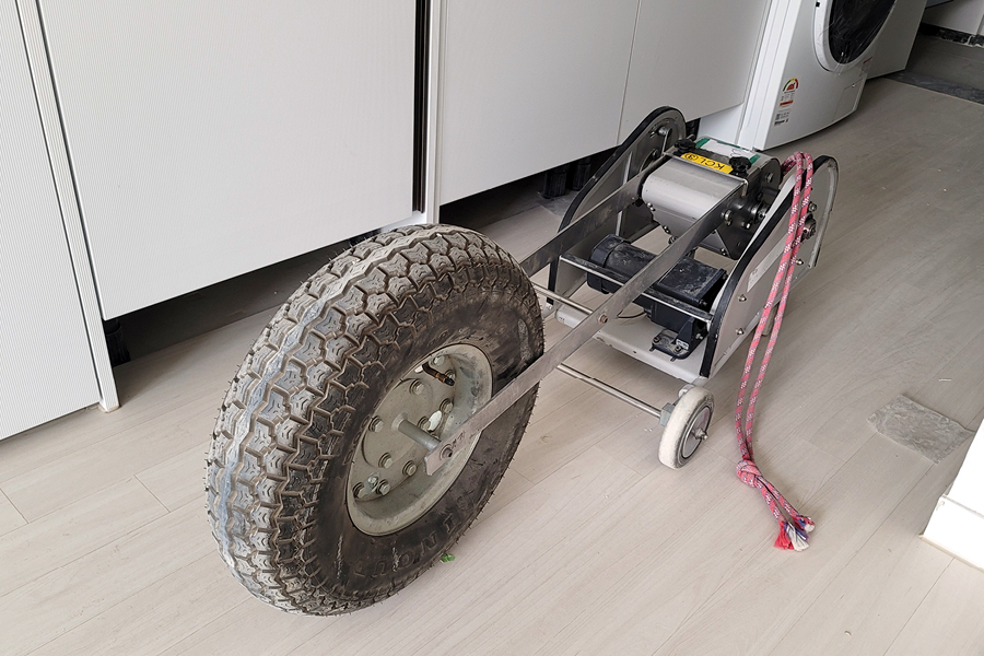 모듈러 유닛 주거성능 확보를 위한 테스트 과정으로 뱅머신으로 경량바닥 충격음 테스트를 하고 있다.