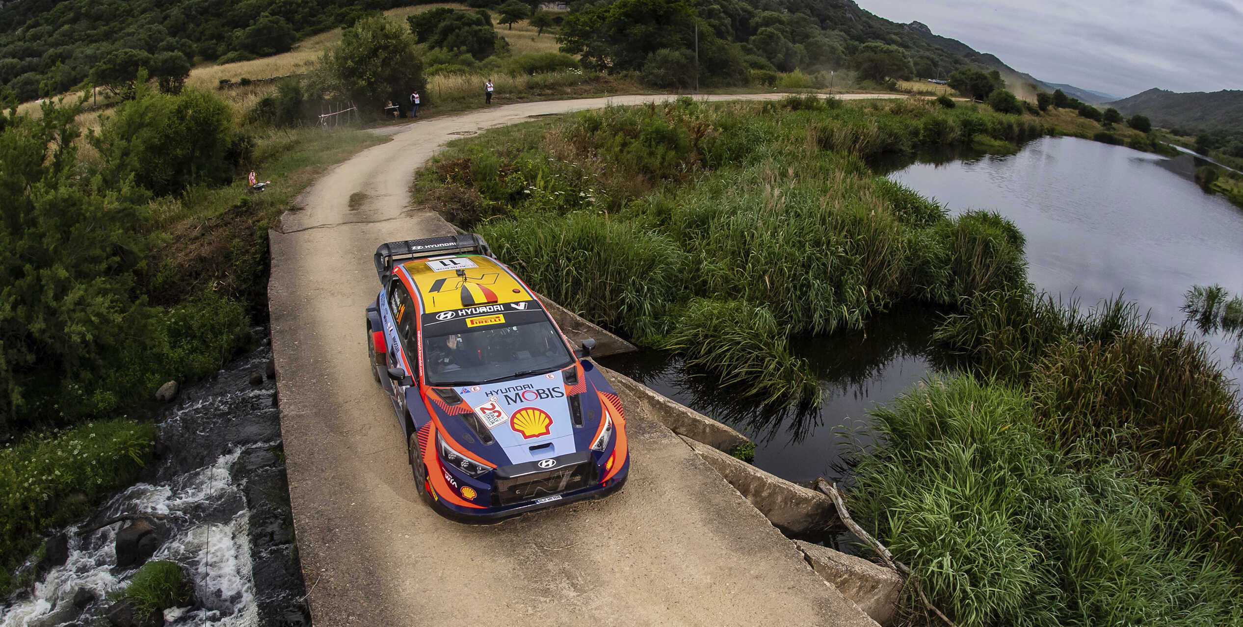 좁은 길목을 건너고 있는 현대팀의 랠리카