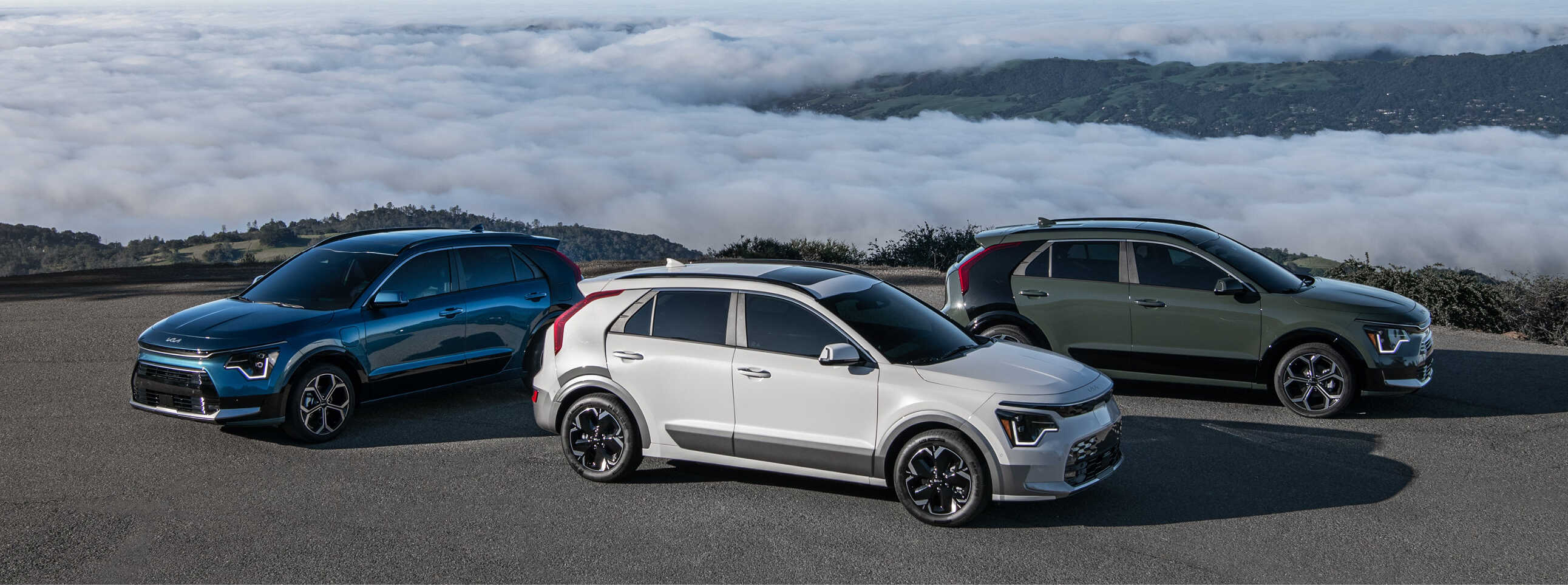 2세대 니로 3대가 도로에 서 있는 모습