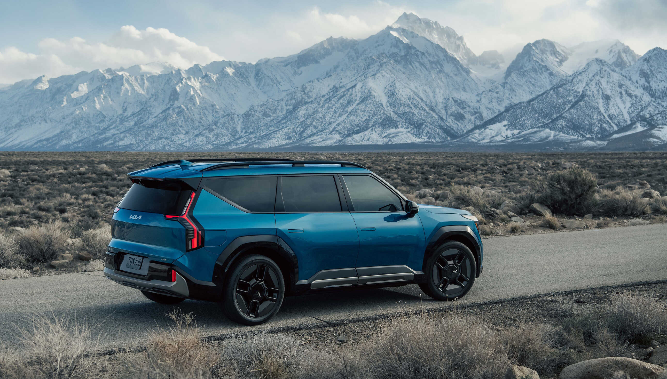 기아 EV9이 도로에 서 있다