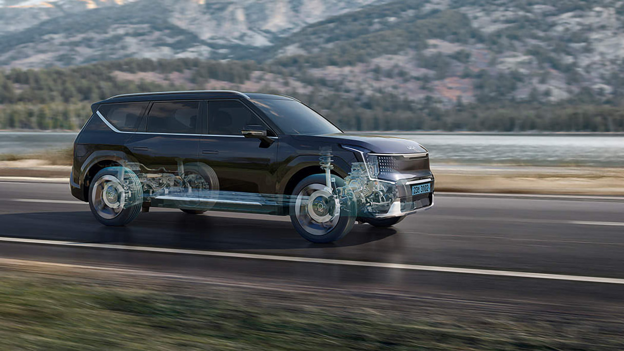 달리고 있는 EV9의 하부 새시 투시도