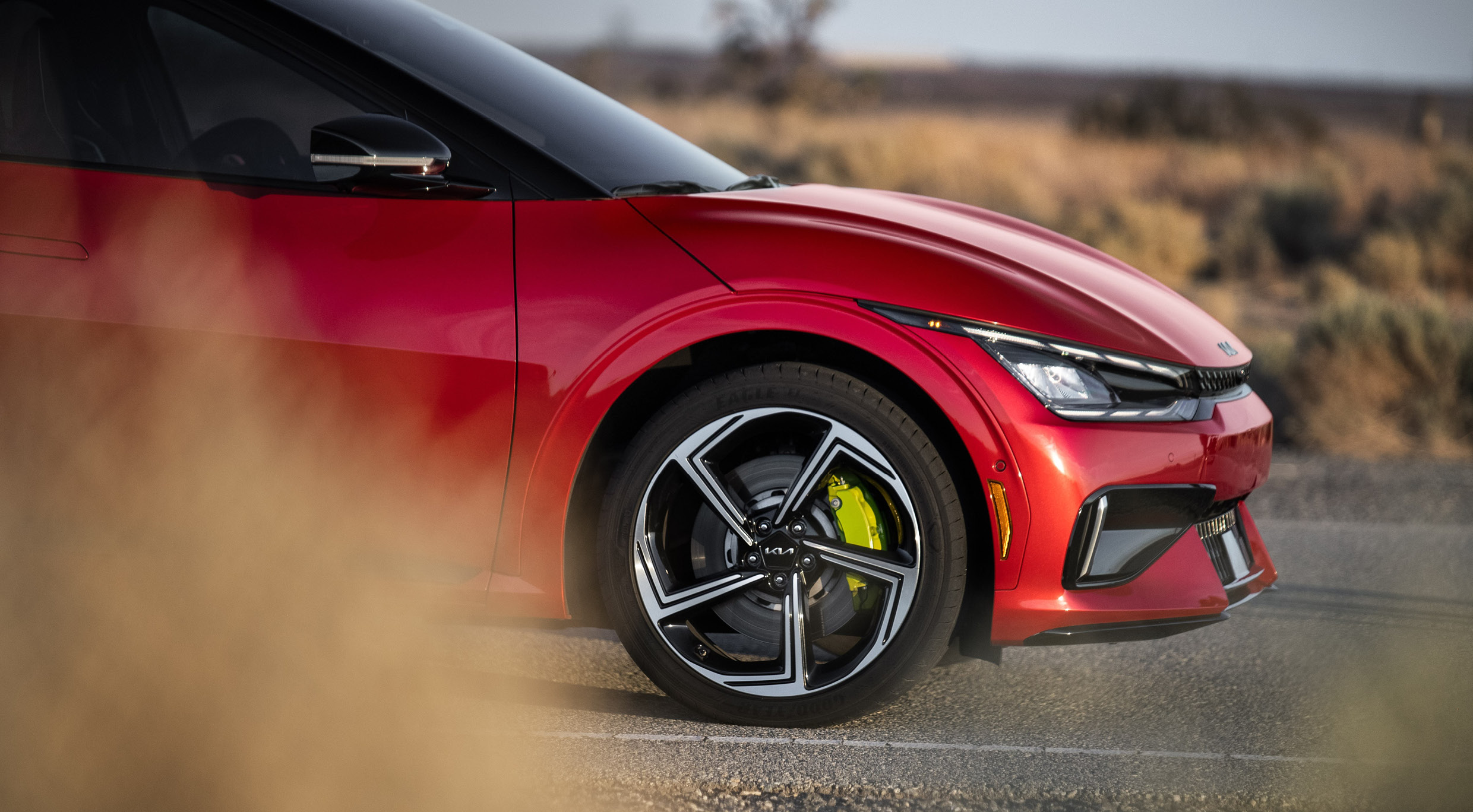 기아 EV6 GT의 휠을 강조한 사진