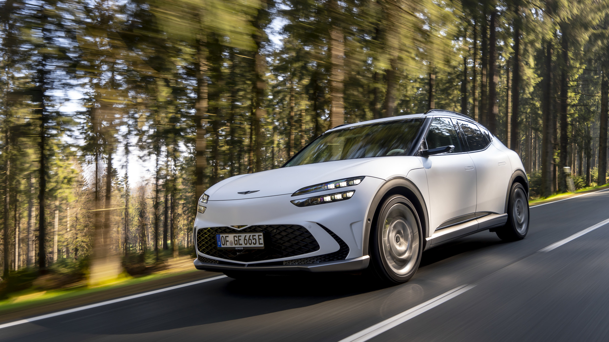 GV60가 도로를 달리고 있다