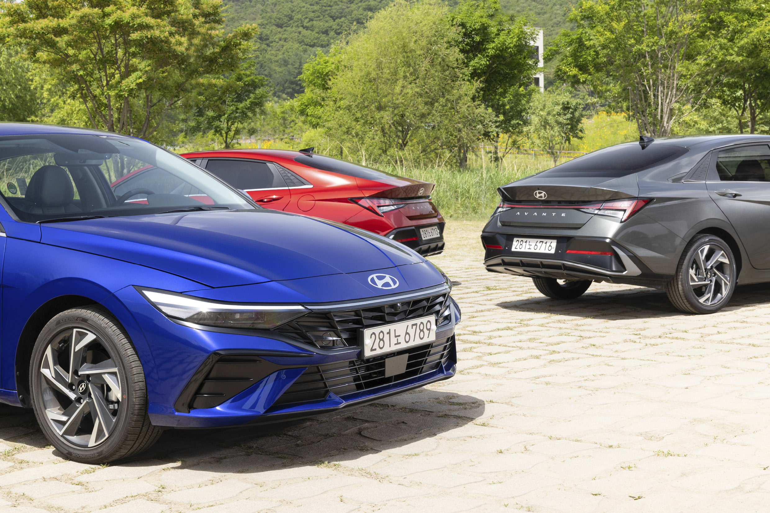 아반떼 3대가 주차장에 정차한 모습