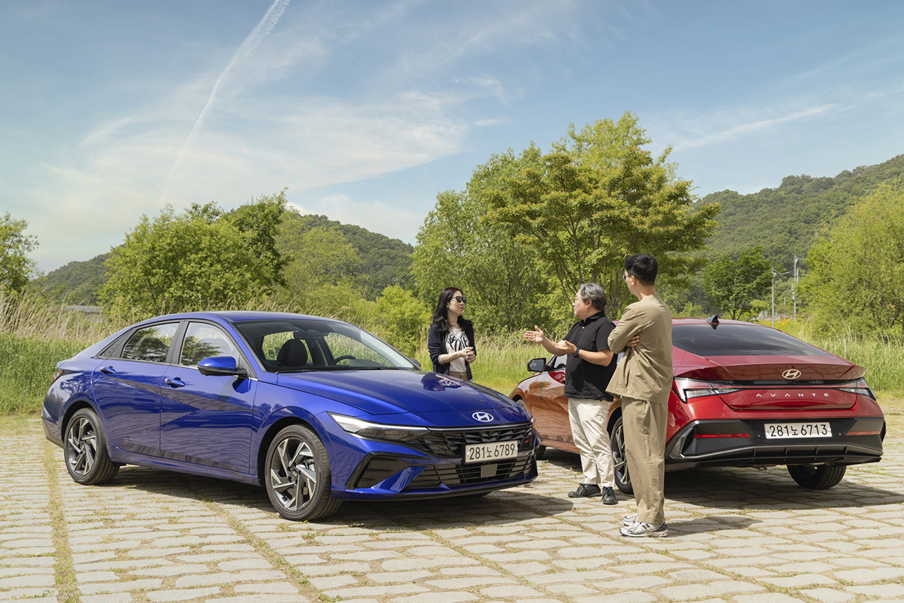 아반떼 주변으로 세 명의 남녀가 이야기를 나누는 모습