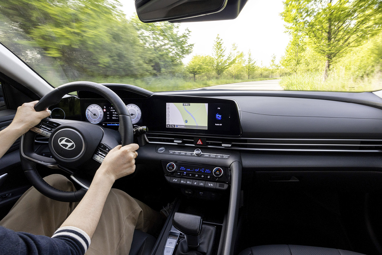 아반떼를 운전하는 운전자의 모습