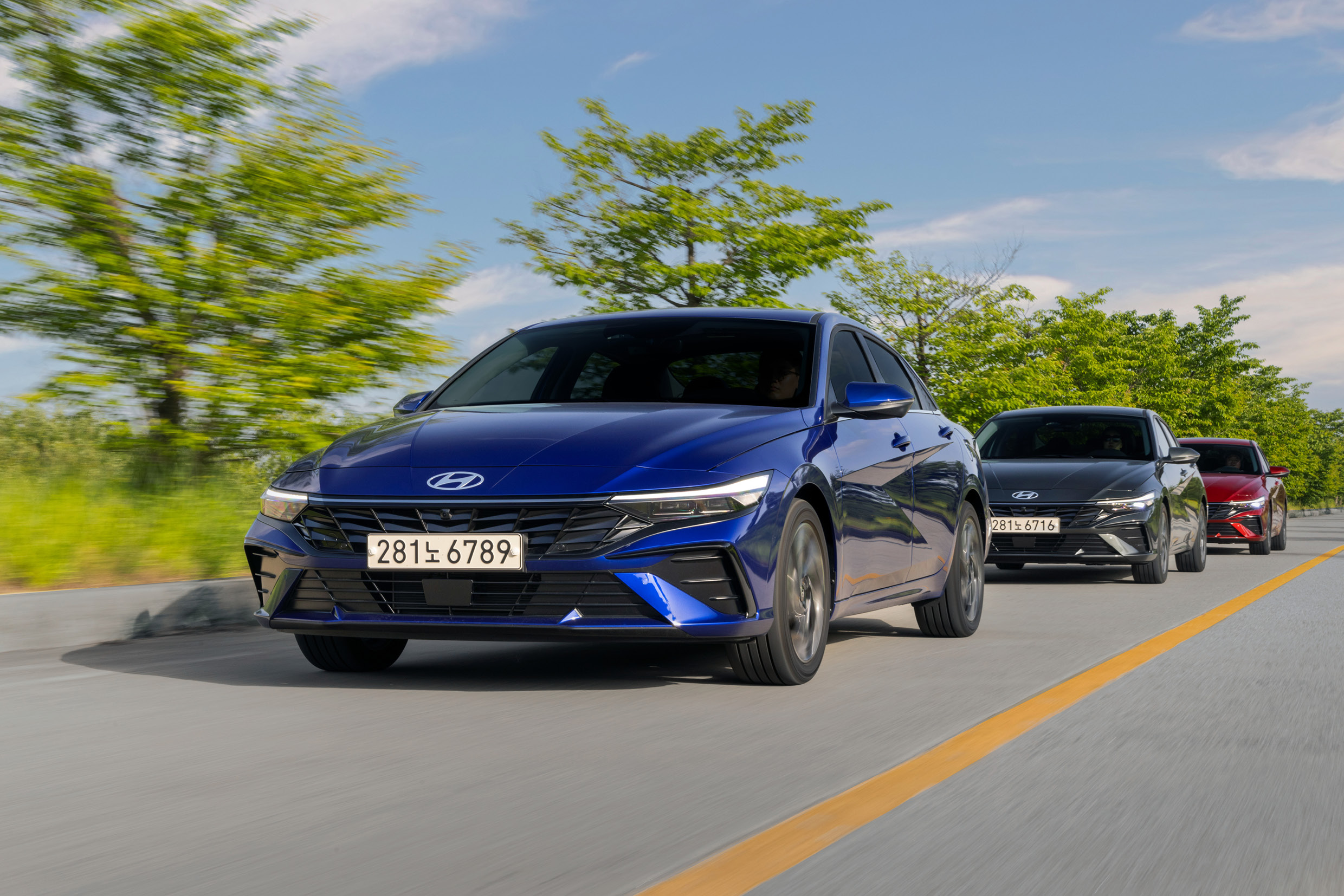 아반떼 3대가 일렬로 주행하는 모습