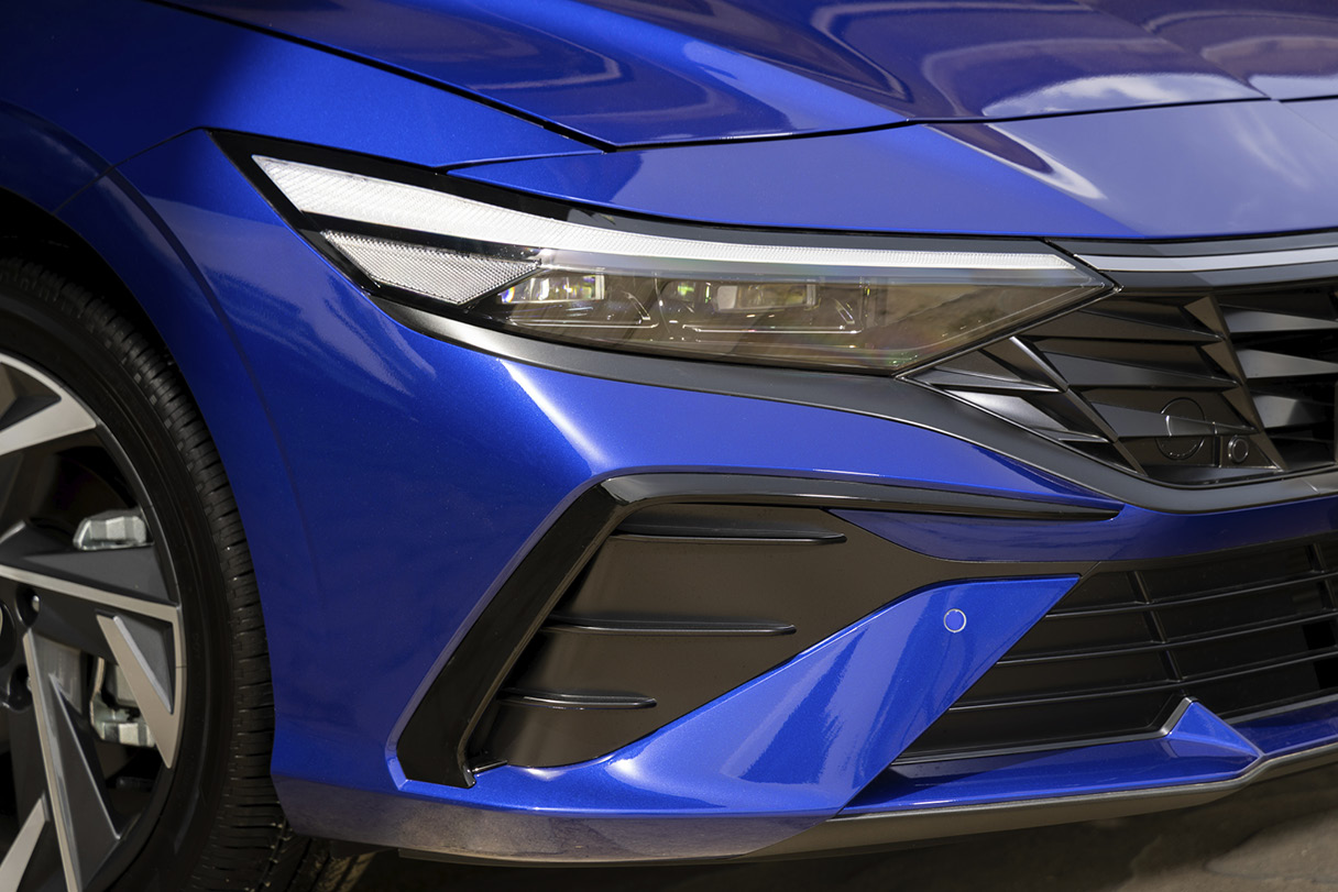 아반떼 헤드램프를 가까이 비춘 모습