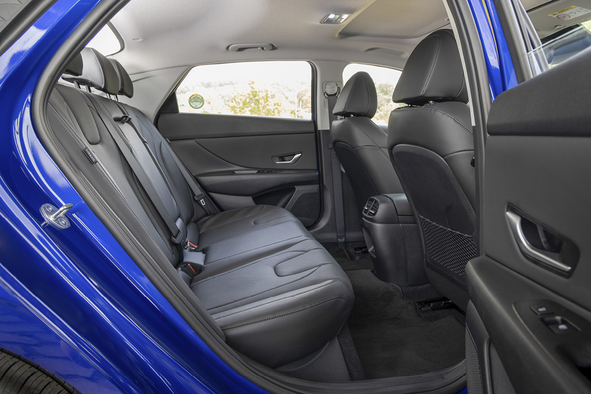 아반떼 뒷좌석 도어가 활짝 열린 모습