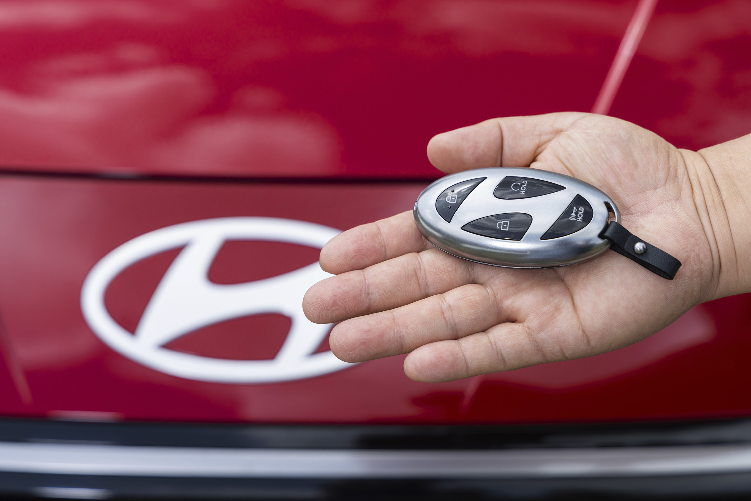 아반떼 엠블럼과 차키를 동시에 비춘 모습