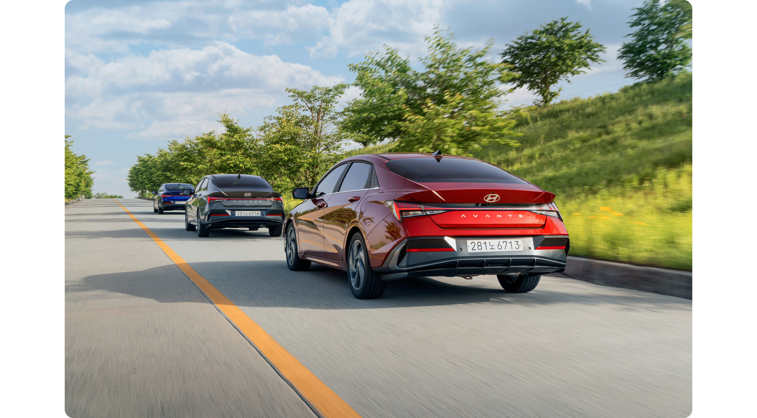 아반떼 3대가 일렬로 주행하는 모습