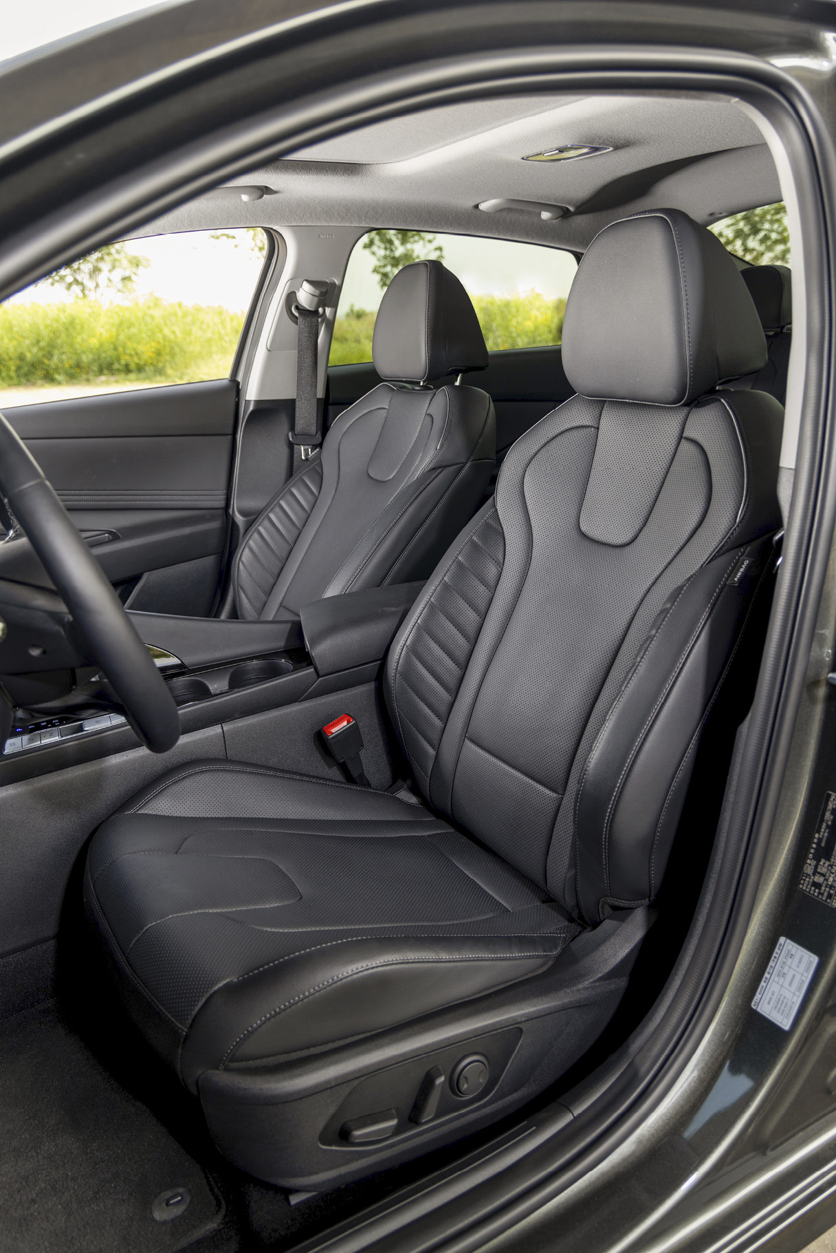 아반떼 운전석과 동승석