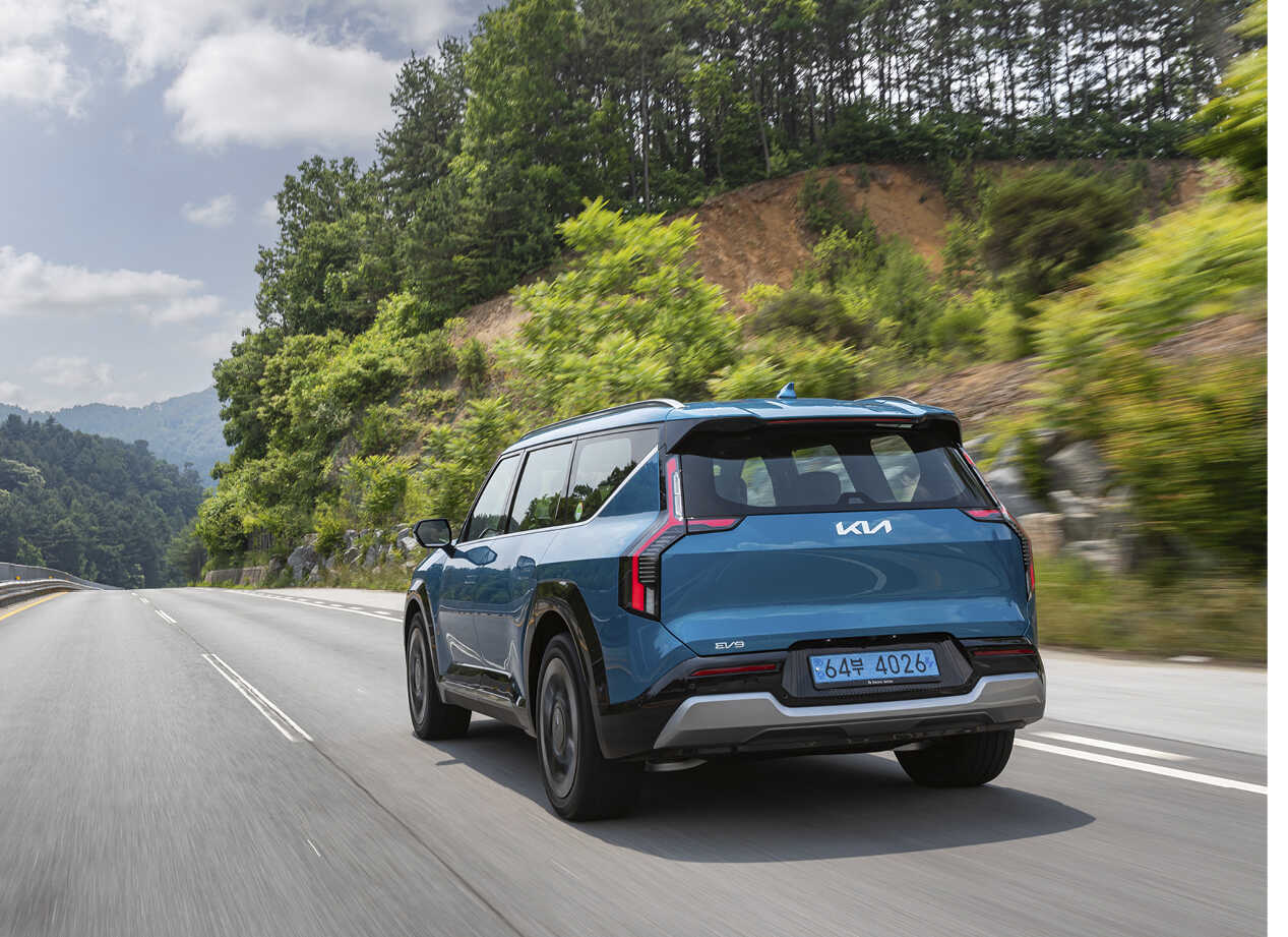 기아 EV9의 주행 모습