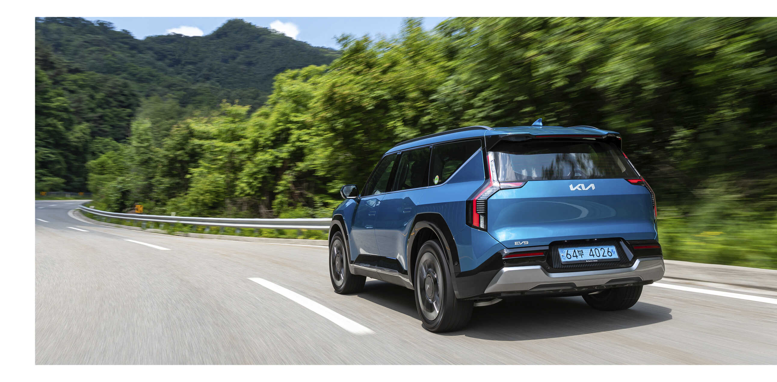 기아 EV9의 주행 뒷모습