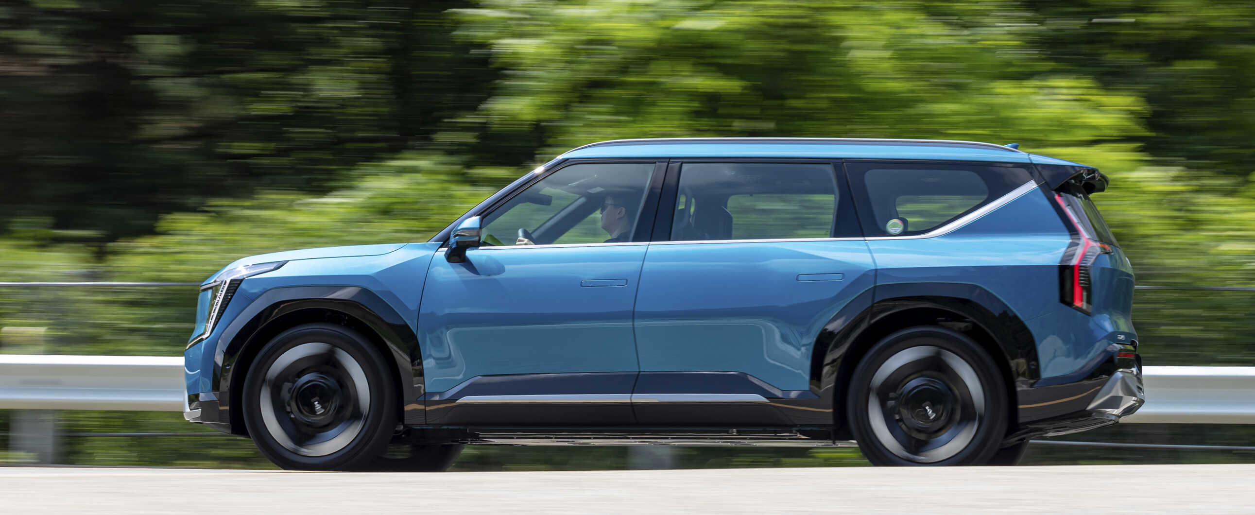 기아 EV9의 주행 모습