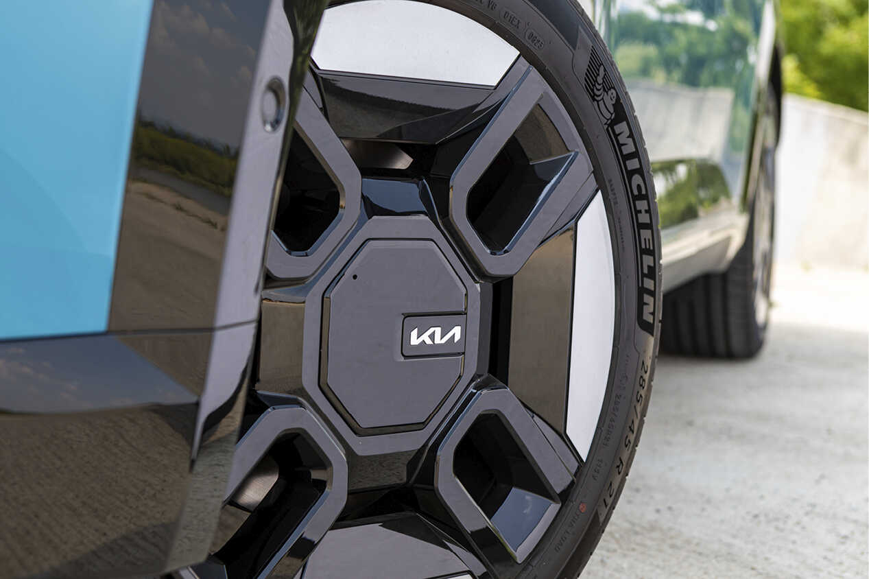 기아 EV9의 21인치 휠의 모습