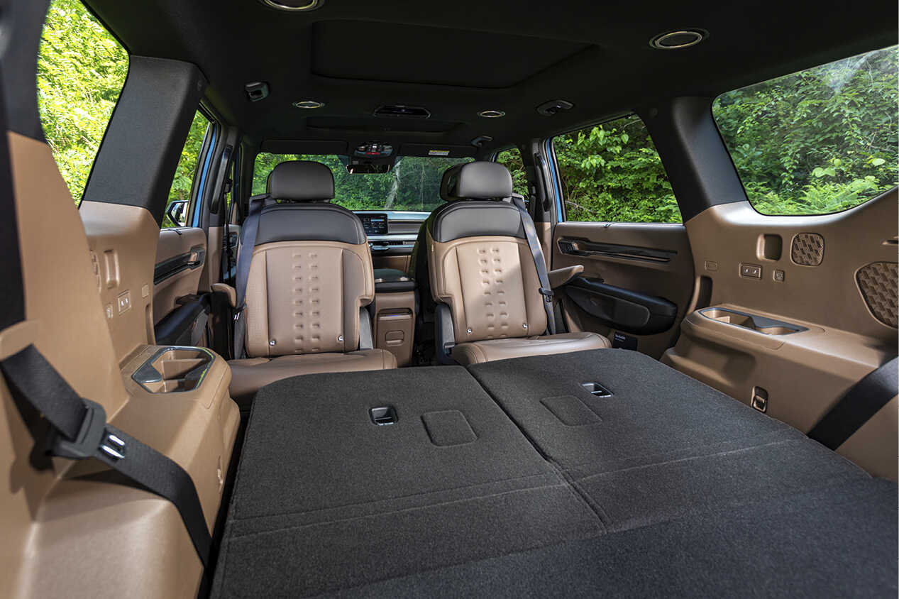 기아 EV9의 3열을 접고 2열 시트를 뒤쪽으로 돌려 놓은 모습