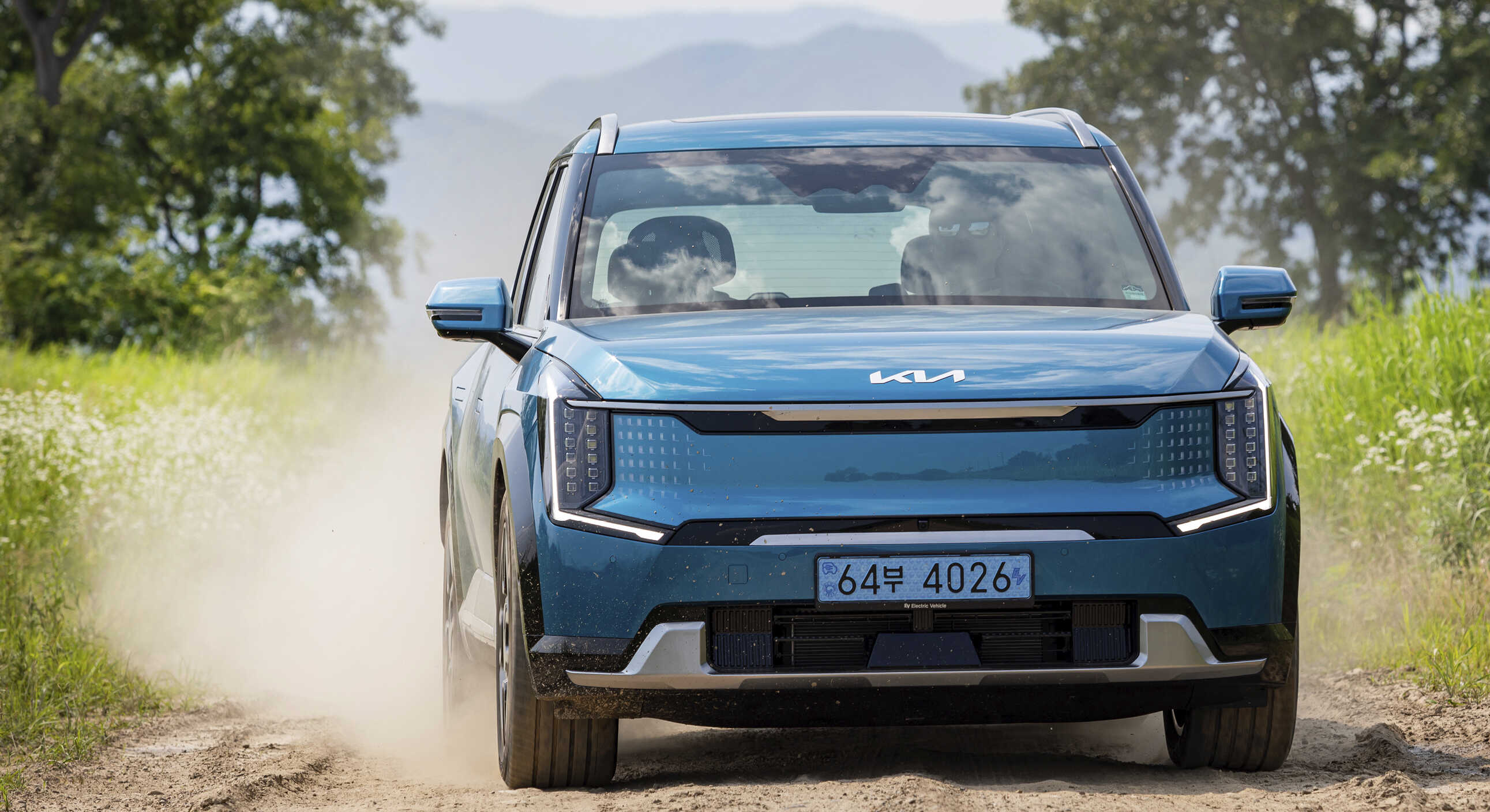 기아 EV9의 험로 주행 모습
