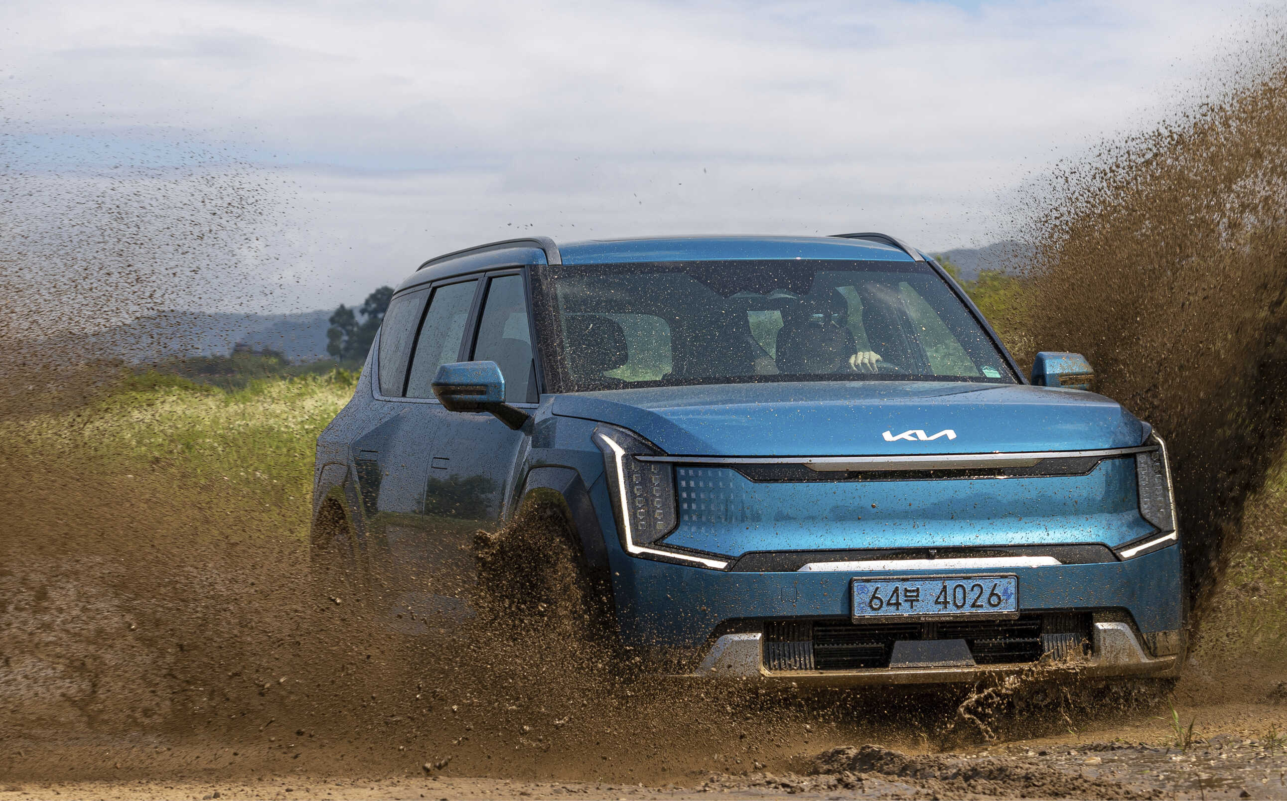 기아 EV9의 험로 주행 모습