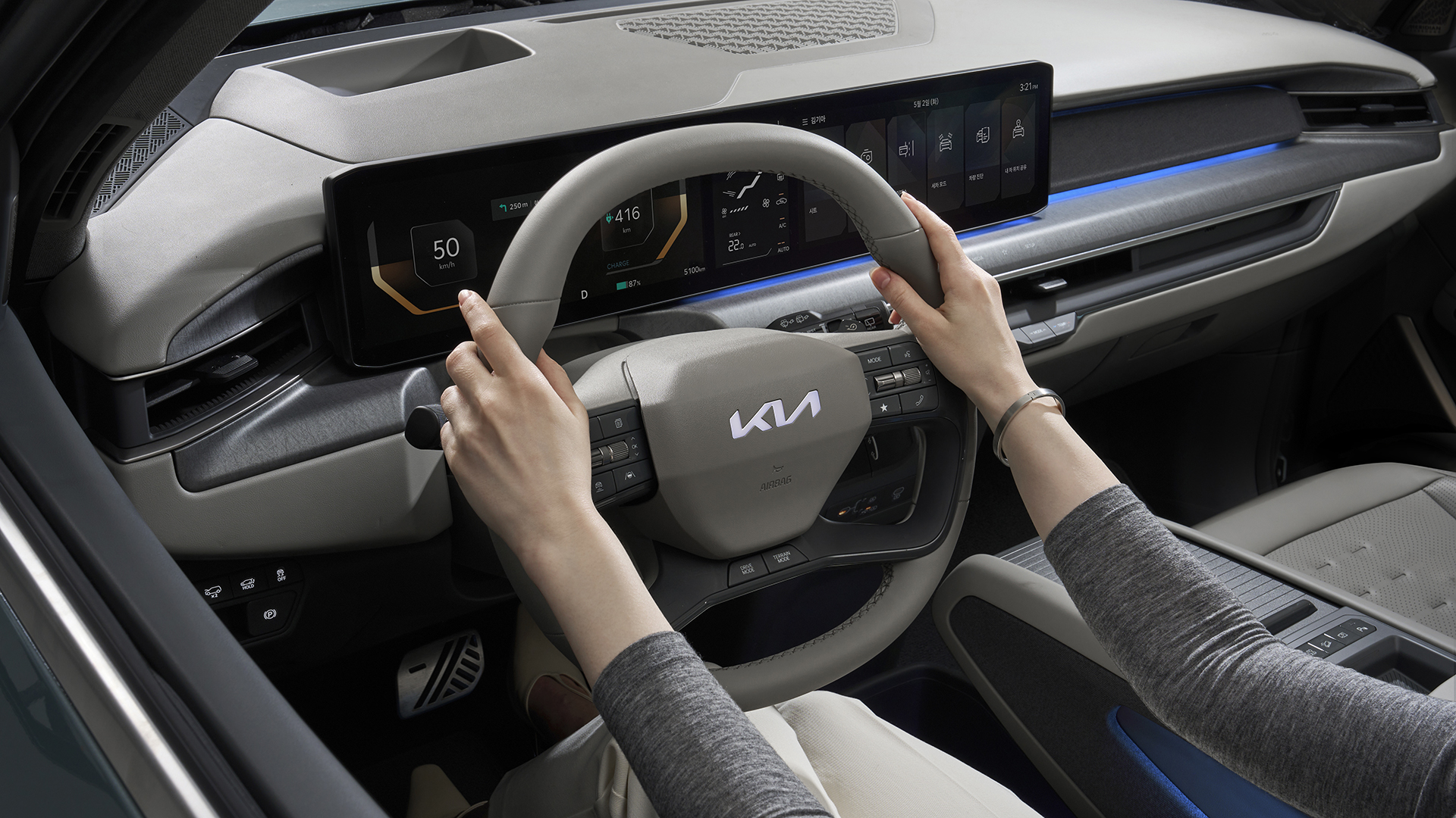 기아 EV9의 스티어링 휠을 잡고 있는 모습