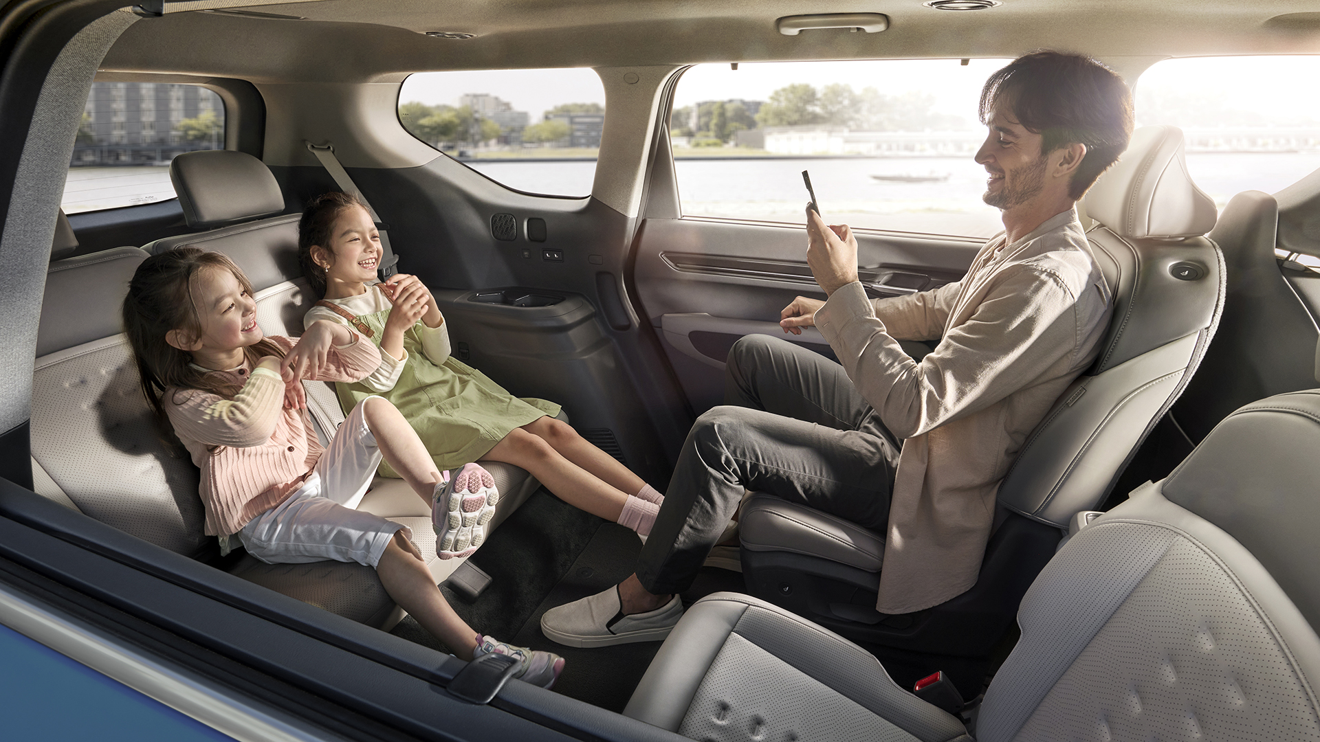 EV9 안에서 어른과 아이 두명이 마주 보고 앉아 있는 모습