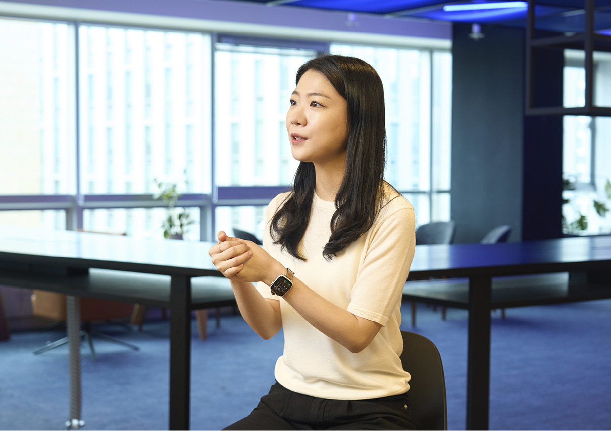 셀프힐링에 대해 설명하는 연구원