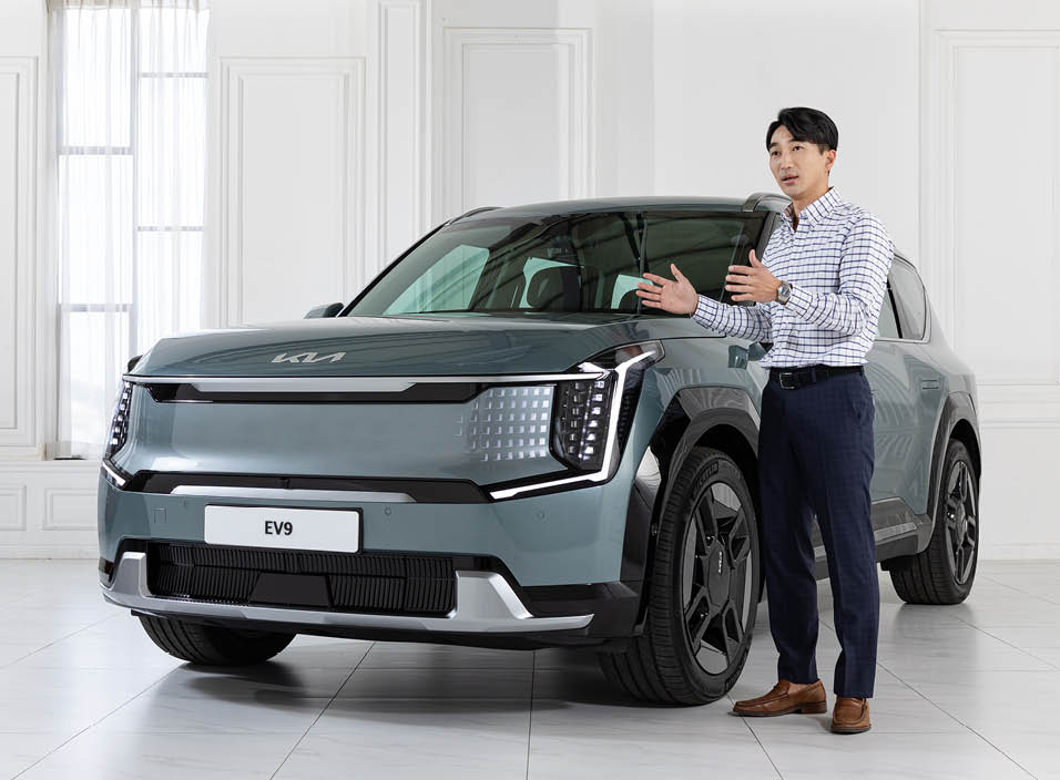 EV9 and senior researcher Kim Pyong