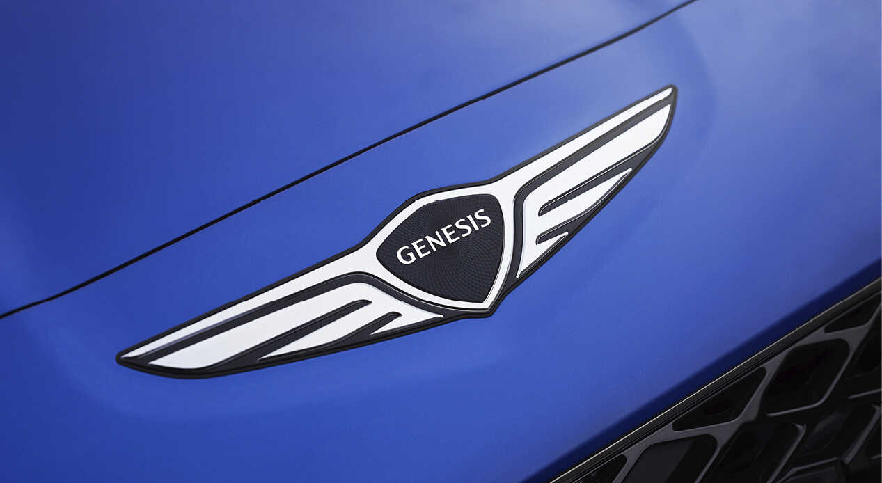 클로즈업된 제네시스 엠블럼