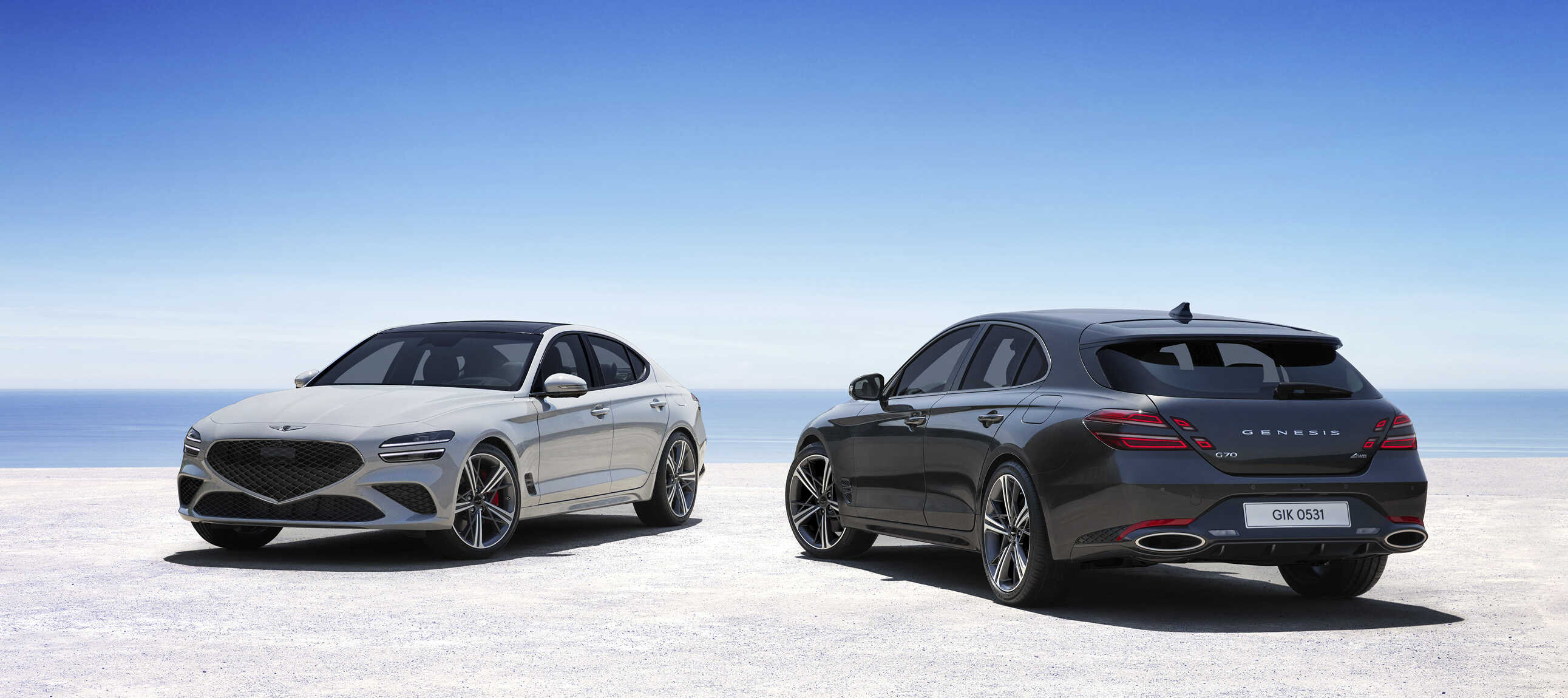 제네시스 G70와 G70 슈팅브레이크가 해변이 펼쳐진 곳에 서 있다