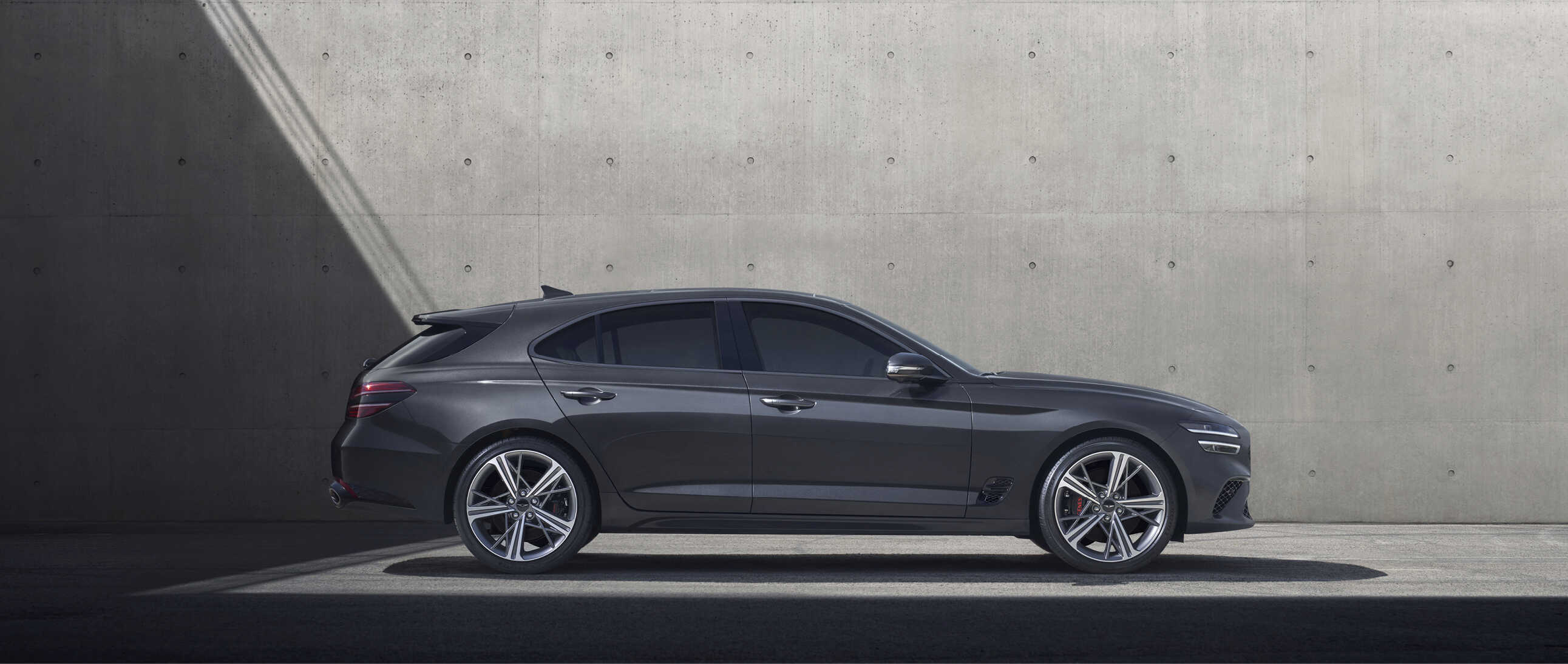 제네시스 G70 슈팅 브레이크의 옆모습