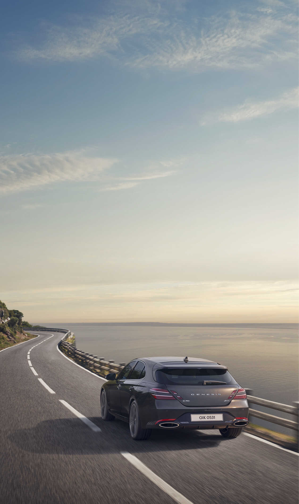 해변가의 도로를 달리고 있는 제네시스 G70