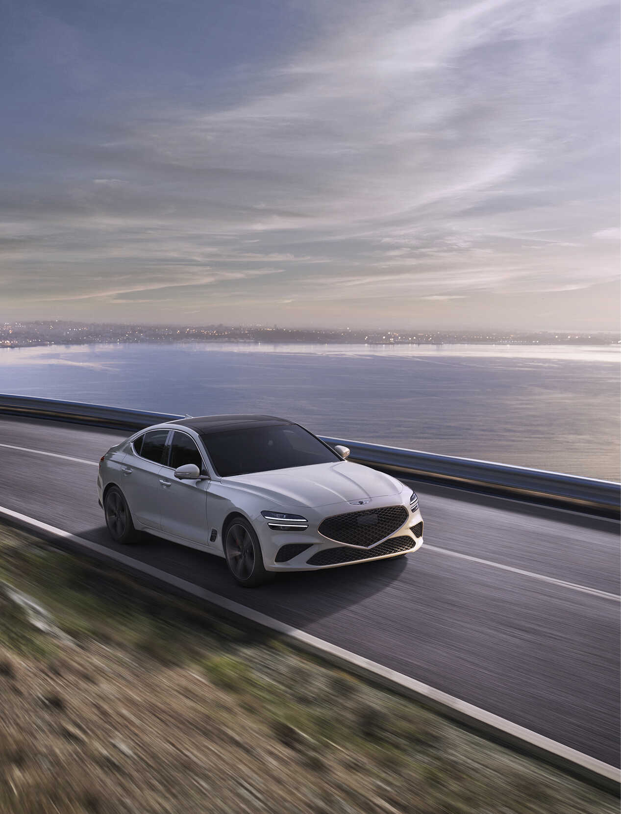 해변가의 도로를 달리고 있는 제네시스 G70